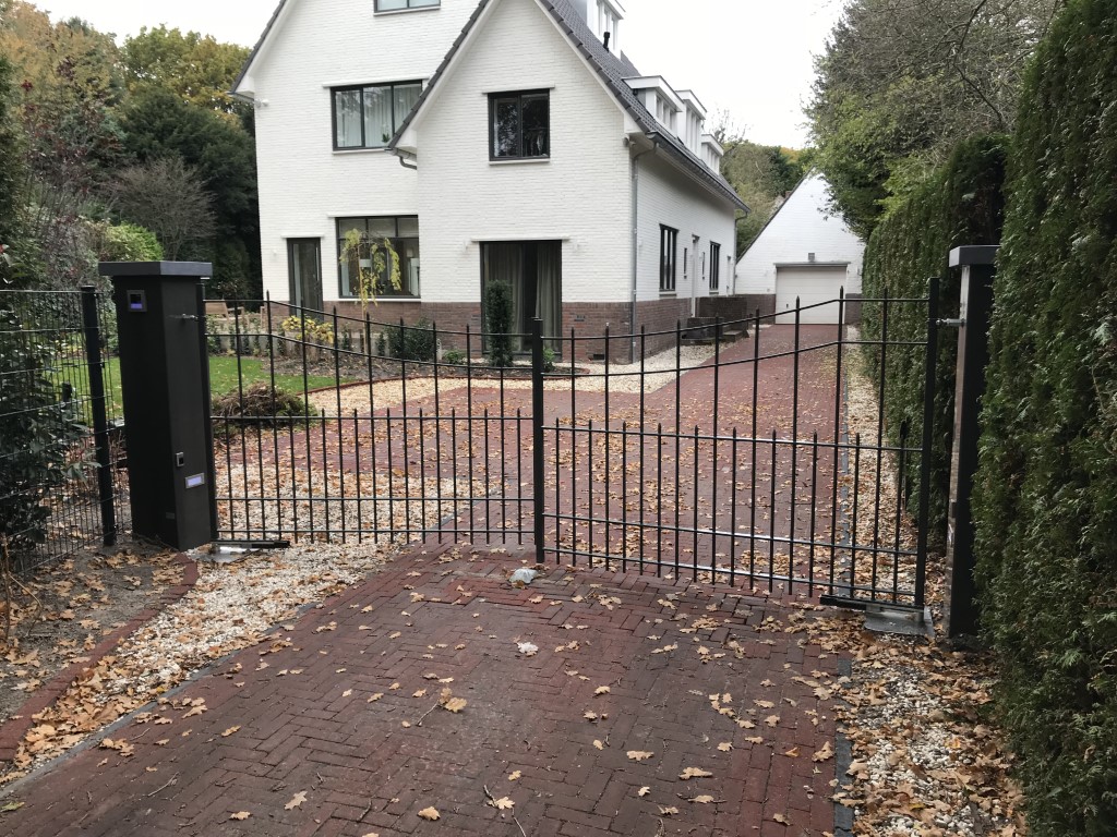Aflopende poort Wassenaar met stalen palen