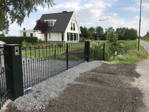 Toegangspoort met stalen palen Kamerik (Middel)